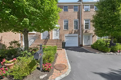 85 Marjorie Ct #85, North Hempstead, NY 11030