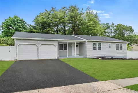 23 Waterford Dr, Wheatley Heights, NY 11798