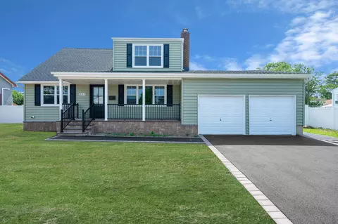 339 Deauville Pkwy, Lindenhurst, NY 11757