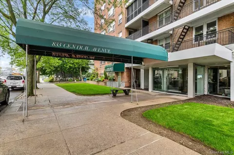 833 Central Ave #3M, New York, NY 11691