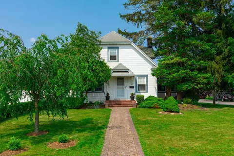 53 Community Rd, Bay Shore, NY 11706