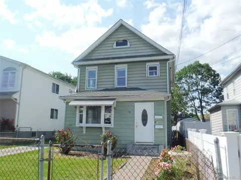 33 Thorne Ave, Hempstead, NY 11550