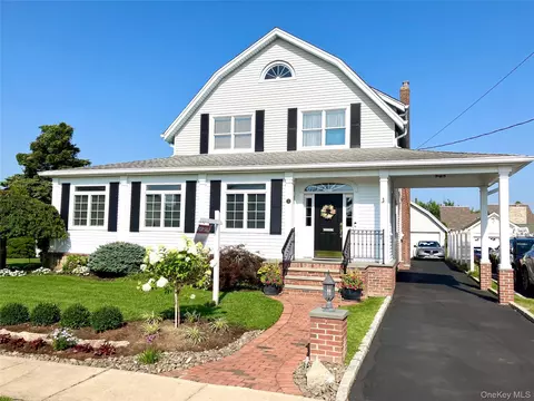 33 S Bay Ave, Amityville, NY 11701