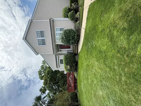 5 Petersen Ct #5, West Babylon, NY 11704