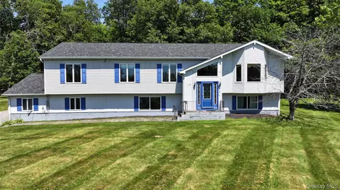 17 Purdy Ln, New Windsor, NY 12553