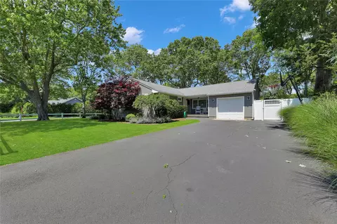 75 Lynncliff Rd, Hampton Bays, NY 11946