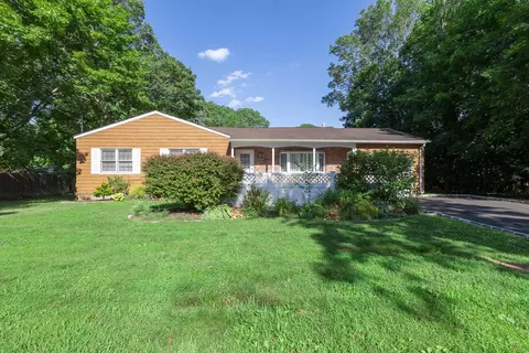 23 4th St, Moriches, NY 11955