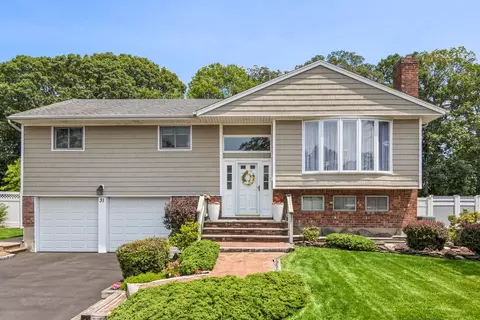 31 Sterling Ln, Smithtown, NY 11787