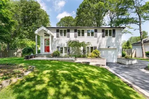 22 Woodchuck Ln, Setauket, NY 11733