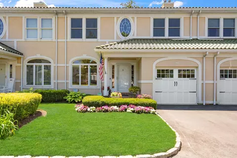 11 Villa Prom Prom #11, Bay Shore, NY 11706