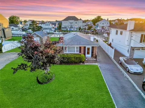 138 Sequams Ln E, West Islip, NY 11795
