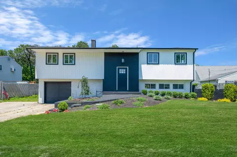 50 Gettysburg Dr, Holbrook, NY 11741