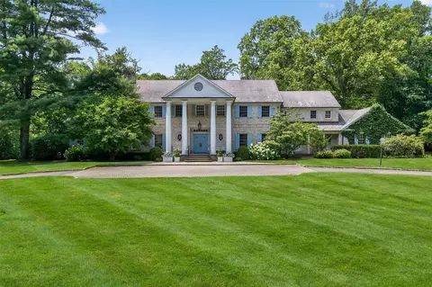 8 Danton Ln S, Locust Valley, NY 11560