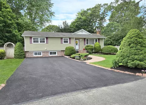 100 Brunswick Rd, Lake Ronkonkoma, NY 11779