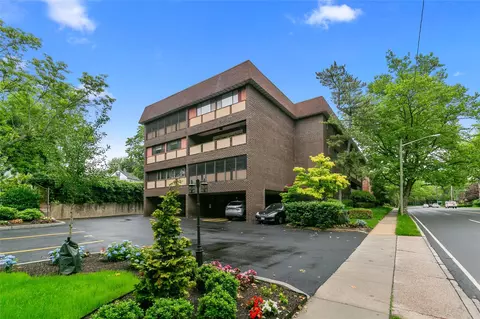 171 S Middle Neck Rd #1F, North Hempstead, NY 11021