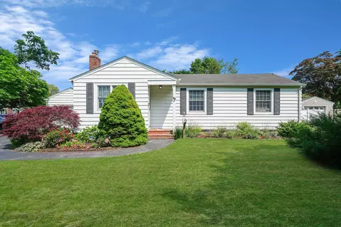 15 Roosevelt Blvd, Brookhaven, NY 11772