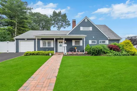31 Willowood, Wantagh, NY 11793