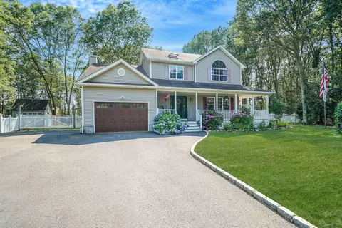 18 Wagon Wheel Ln, Center Moriches, NY 11934
