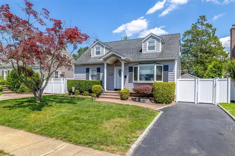 2155 Maple St, Wantagh, NY 11793