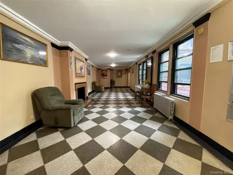 61-40 Saunders St #D24, New York, NY 11374