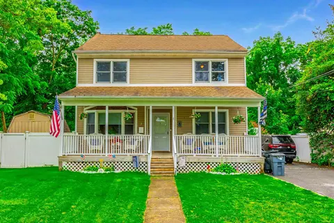 8 Division Ave, East Islip, NY 11730