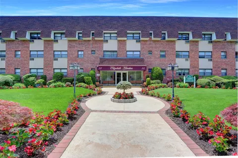 25 Elizabeth St #1P, Farmingdale, NY 11735