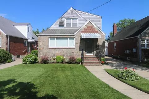 16 Elton Rd N, Stewart Manor, NY 11530