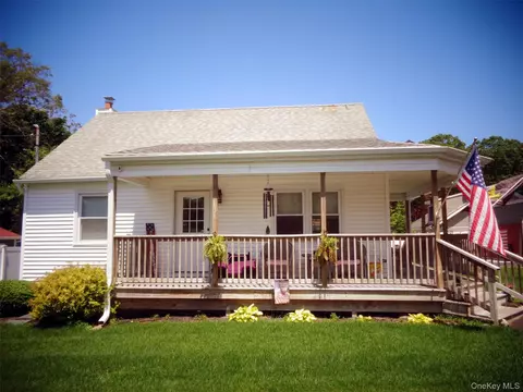21 Pearl Rd, Rocky Point, NY 11778