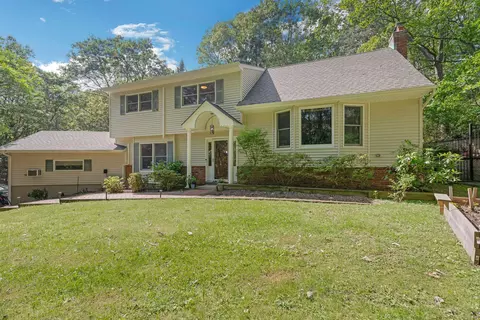 23 Whistler Hill Ln, Huntington, NY 11743