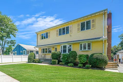 348 Roslyn Ave, North Hempstead, NY 11514
