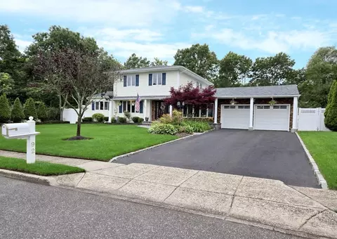 92 Chatham Dr, Oakdale, NY 11769