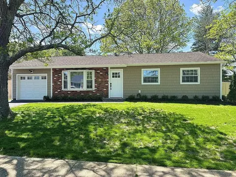 86 Inverness Rd, Holbrook, NY 11741