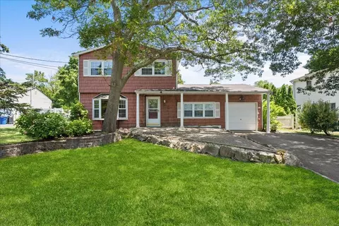 197 Maple St, Medford, NY 11763
