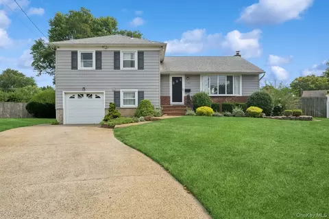 330 Grover Ave E, Massapequa Park, NY 11762