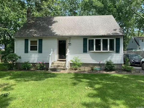 50 Oakland Dr, Riverhead, NY 11901