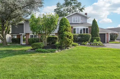 1318 Milanna Ln, Wantagh, NY 11793