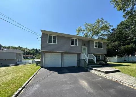 58 Hauppauge Rd, Hauppauge, NY 11788