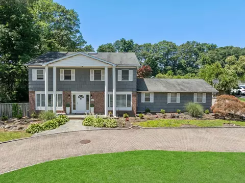 9 Lucille Ln, Dix Hills, NY 11746