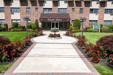 25 Elizabeth St #1K, Farmingdale, NY 11735