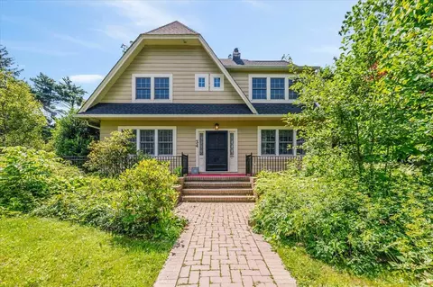 34 Elm St, North Hempstead, NY 11021