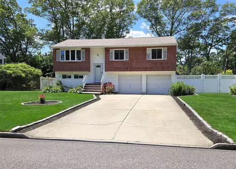 242 Wyandanch Rd, Sayville, NY 11782