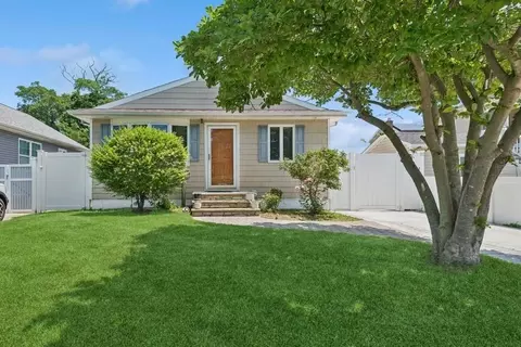 142 Coolidge Ave, Amity Harbor, NY 11701
