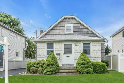 274 N Michigan Ave, Massapequa, NY 11758