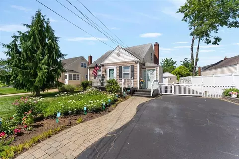 2 Croydon Dr, Bellmore, NY 11710