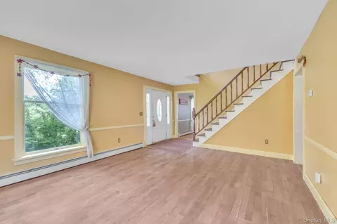 Living - 2 Gerri Ct, Wallkill, NY 12589 photo 2 of 2
