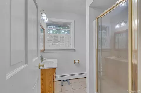 Bath - 2 Gerri Ct, Wallkill, NY 12589 photo 2 of 2