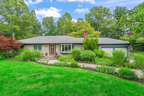 3 Holst Dr, Huntington, NY 11743