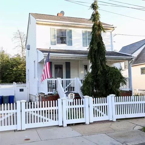 24 Pine St, Oceanside, NY 11572