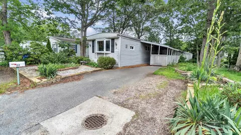 22 Daisy Dr, Bohemia, NY 11716