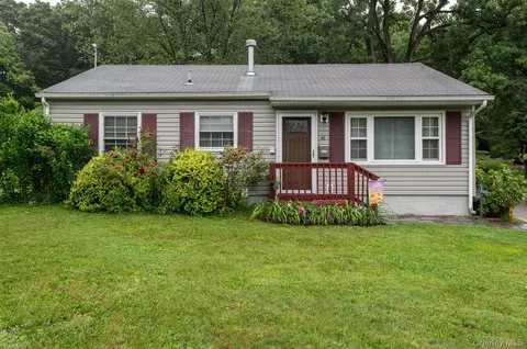 46 Van Wyck Dr, Poughkeepsie, NY 12601